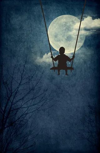 夜晚荡秋千，孤独一个人高清