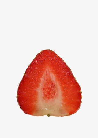 切了一半的新鲜草莓免抠