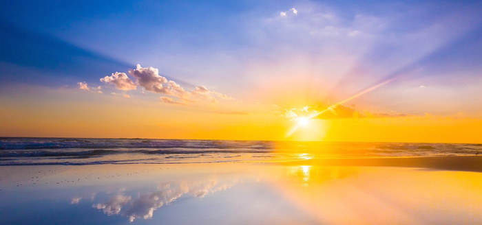 夕阳下的湖水高清