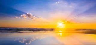 夕阳下的湖水高清