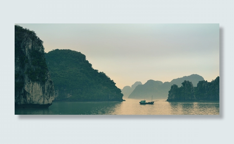 山间湖水孤舟背景高清