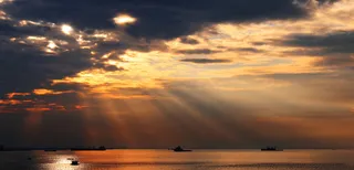 海面实拍 海面上的船高清