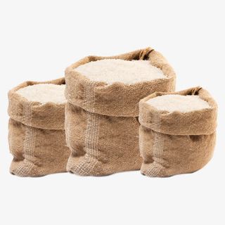 三个麻袋的大米免抠