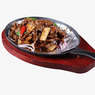 现烧的美食菜品铁板牛柳免抠