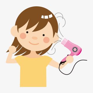 吹头发的卡通小女孩免抠