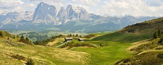 远山绿色草地背景高清