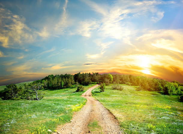 夕阳下的绿草地小路免抠