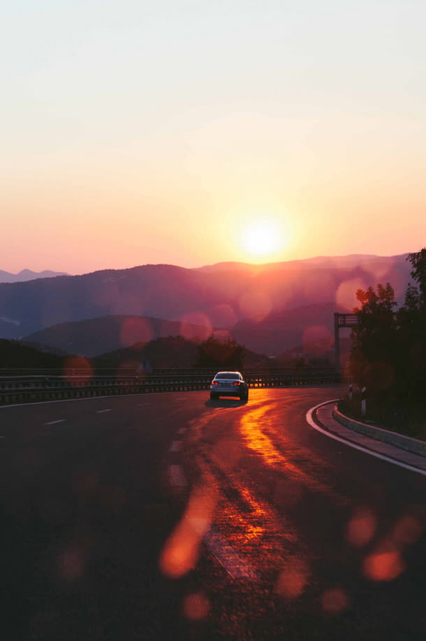 山里的夕阳与汽车免抠