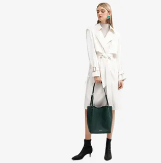 拿着包包的女模特免抠