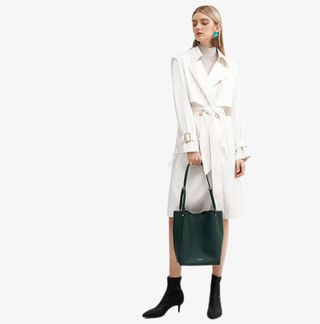 拿着包包的女模特免抠