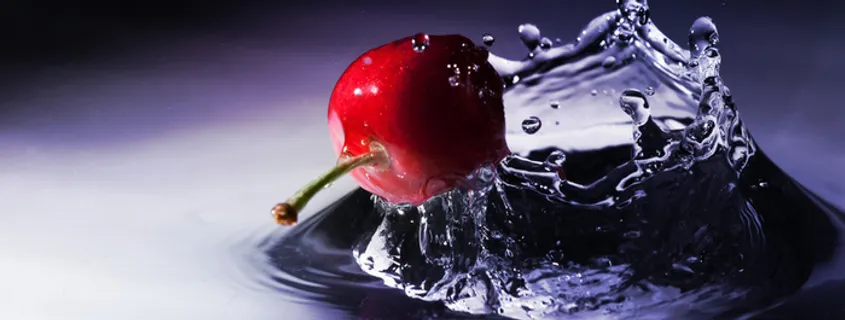 红色大樱桃水滴背景图高清