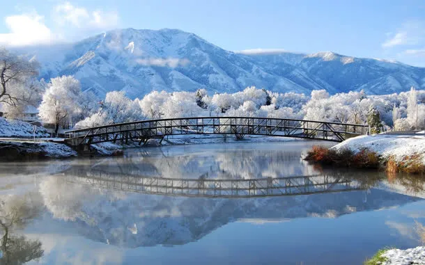 唯美冬季湖泊雪景免抠
