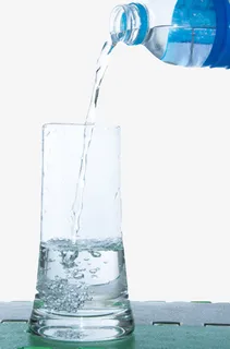 透明解渴倒进玻璃杯的一瓶饮料实免抠