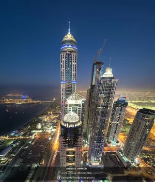 夜晚城市霓虹灯大屏免抠