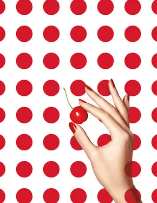 女人手中的樱桃红点海报背景