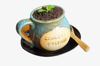 蓝色陶瓷杯里的盆栽奶茶免抠