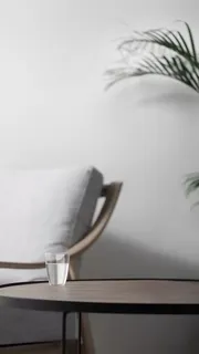 休闲时刻背景桌子沙发植物免抠