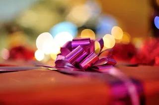 景深效果包装礼盒的花朵摄影免抠