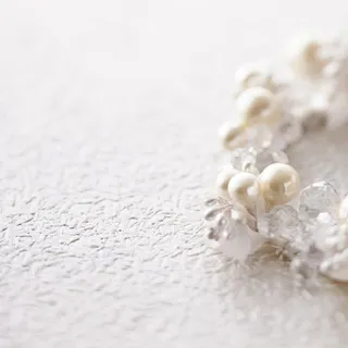 白色素雅珍珠手环纹理背景高清
