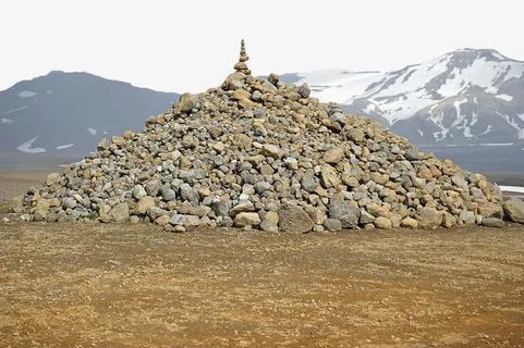堆成小山的砾石免抠 堆成小山的砾石免抠