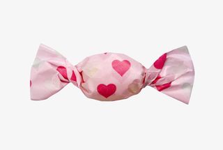 粉色画着爱心的包装的糖果免抠