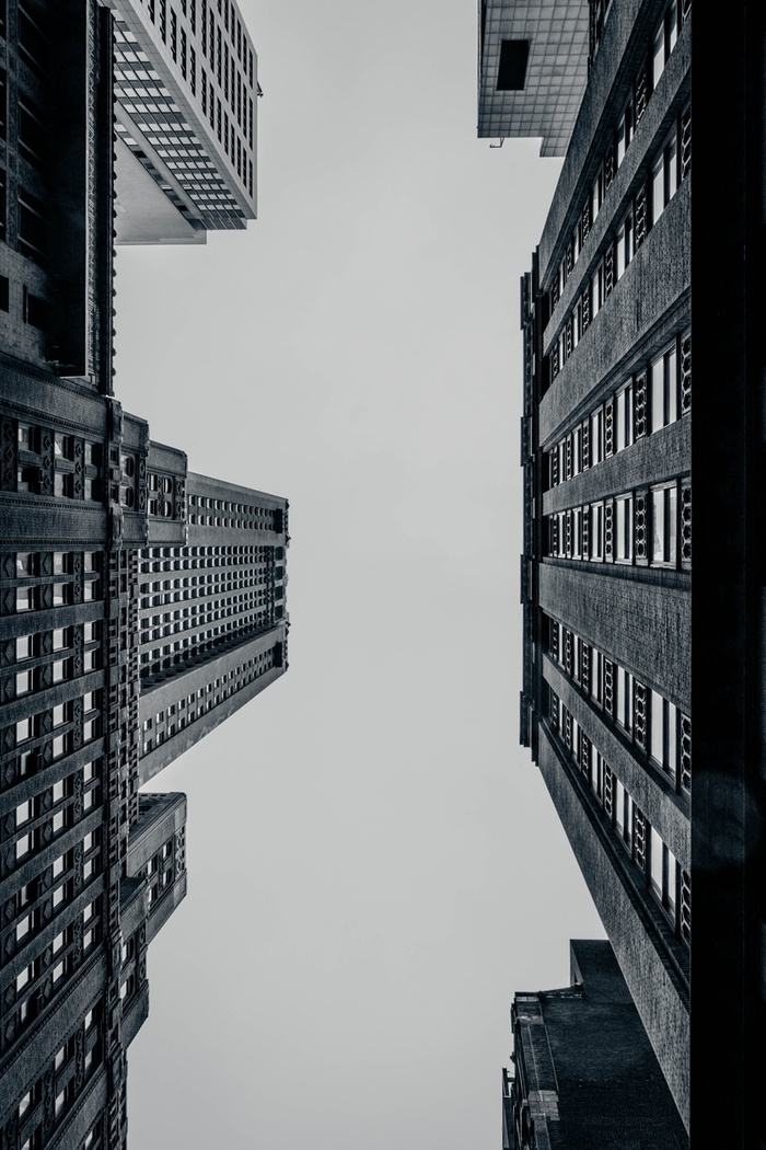 建筑仰视图黑白背景素材高清