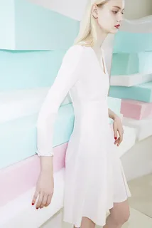 倚墙的白衣女孩海报背景免抠