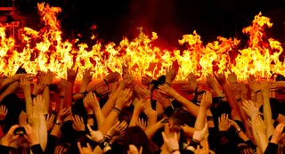 火焰与狂欢的人群免抠