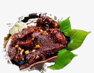 创意墨迹上的麻辣牛肉干条免抠