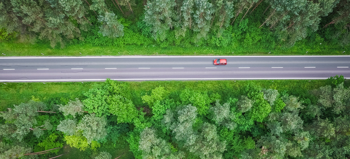 摄影车行驶在高速公路高清
