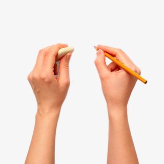 拿着画笔的手免抠