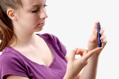 扎破手指测量血糖的女士免抠