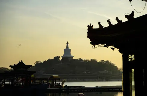 中国风复古湖边阁楼海报背景