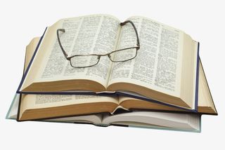 厚实翻开放着眼镜堆起来的书实物免抠