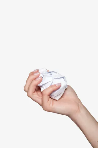 手抓白色纸团免抠