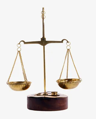 金色天平秤免抠