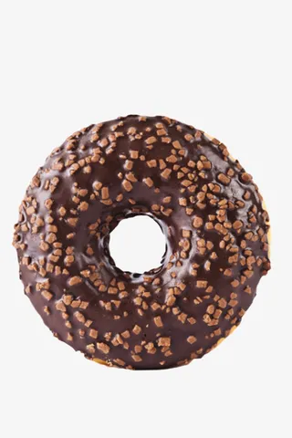 黑色铺满果仁的巧克力甜甜圈实物免抠