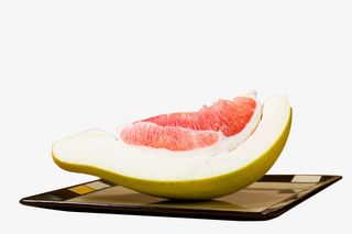 黑色方形瓷盘里的柚子免抠