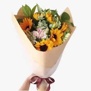 手捧向日葵花束免抠