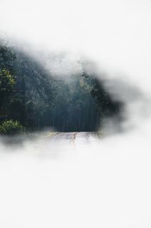 春天绿色山水云雾免抠