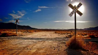 荒野上的铁轨海报背景免抠