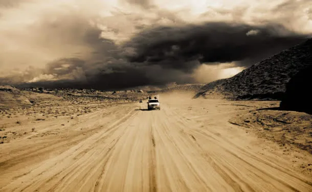 灰黄的土路天空车辆免抠