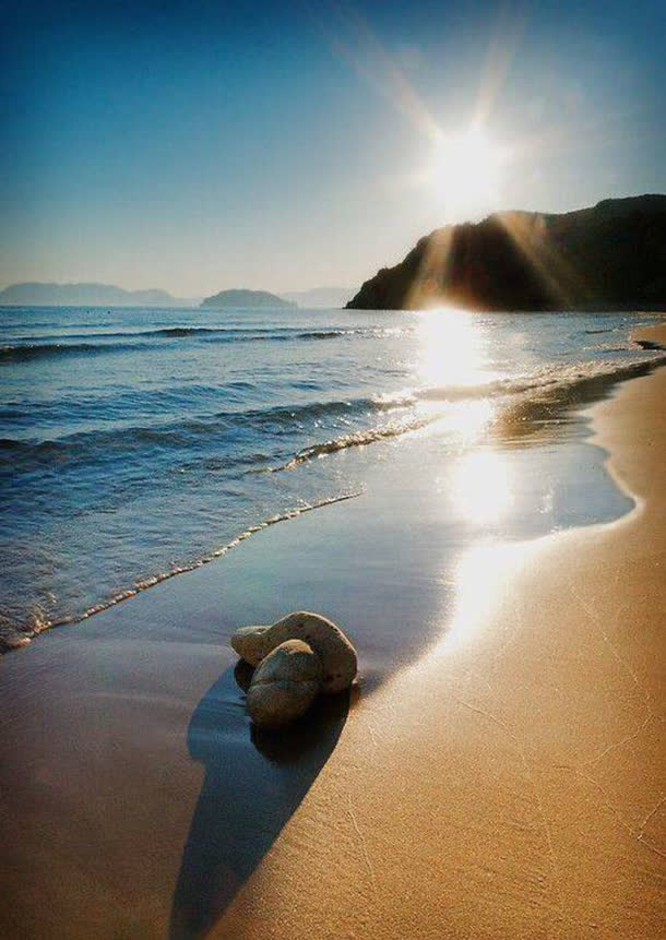 海浪沙滩阳光沐浴风景壁纸免抠