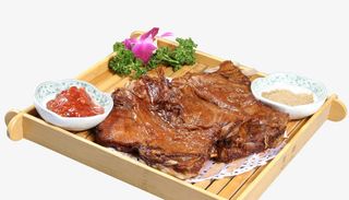 木质架子上的烤羊排实物免抠