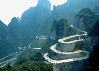 张家界弯曲的上山路免抠