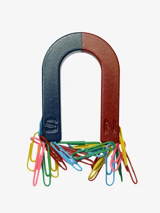 红黑色天然磁石吸附着大量回形针免抠