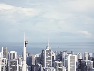 站摩天楼顶的男人创意高清