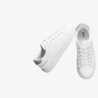 一双小白鞋免抠