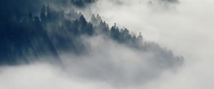 虚幻在雾里的山峰图片高清