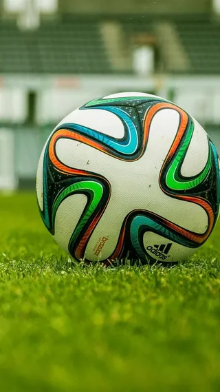 绿荫赛场足球摄影H5背景高清